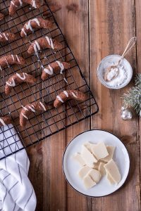 Gesunde Plätzchen: Schoko-Vanillekipferl mit weißer Schokolade - rein pflanzlich, vegan, glutenfrei, ohne raffinierten Zucker - de.heavenlynnhealthy.com