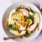 Apfel-Blumenkohl-Salat mit Rucola und Apfeldressing - rein pflanzlich, vegan, glutenfrei, ohne raffinierten Zucker - de.heavenlynnhealthy.com