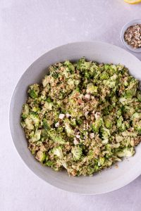 Roher Brokkoli Quinoa Power Salat- rein pflanzlich, vegan, glutenfrei, ohne raffinierten Zucker - de.heavenlynnhealthy.com