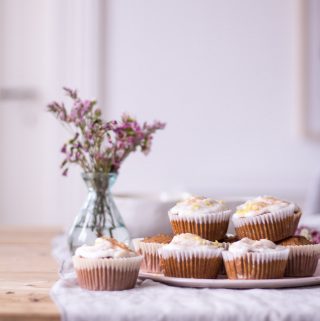 Carrot Cake Cupcakes - rein pflanzlich, vegan, glutenfrei, ohne raffinierten Zucker - de.heavenlynnhealthy.com