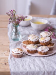 Carrot Cake Cupcakes - rein pflanzlich, vegan, glutenfrei, ohne raffinierten Zucker - de.heavenlynnhealthy.com