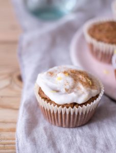 Carrot Cake Cupcakes - rein pflanzlich, vegan, glutenfrei, ohne raffinierten Zucker - de.heavenlynnhealthy.com