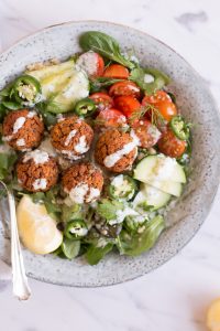 Süßkartoffel-Quinoa Falafel-Bowl mit Kokos-Koriander-Tzatziki - rein pflanzlich, vegan, glutenfrei, ohne raffinierten Zucker - de.heavenlynnhealthy.com