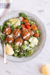 Süßkartoffel-Quinoa Falafel-Bowl mit Kokos-Koriander-Tzatziki - rein pflanzlich, vegan, glutenfrei, ohne raffinierten Zucker - de.heavenlynnhealthy.com