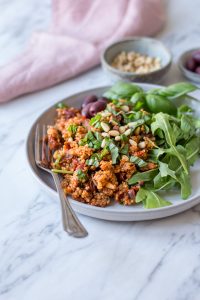 Mediterranes Quinoa mit sonnengetrockneten Tomaten - 30 Minuten Gerichte - rein pflanzlich, vegan, glutenfrei, ohne raffinierten Zucker - de.heavenlynnhealthy.com
