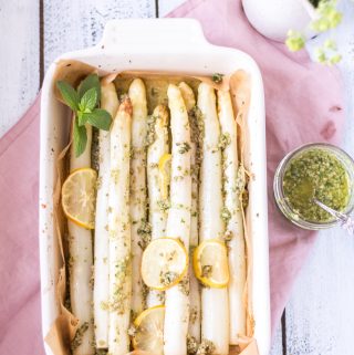 Schneller Ofen-Spargel mit Zitronen-Pesto – 30 Minuten Abendessen (zumindest fast) - rein pflanzlich, vegan, glutenfrei, ohne raffinierten Zucker - de.heavenlynnhealthy.com