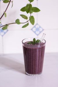 Der ultimative Blaubeer-Power-Smoothie – rein pflanzlich, vegan, glutenfrei, ohne raffinierten Zucker - de.heavenlynnhealthy.com