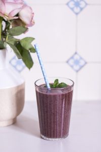 Der ultimative Blaubeer-Power-Smoothie – rein pflanzlich, vegan, glutenfrei, ohne raffinierten Zucker - de.heavenlynnhealthy.com