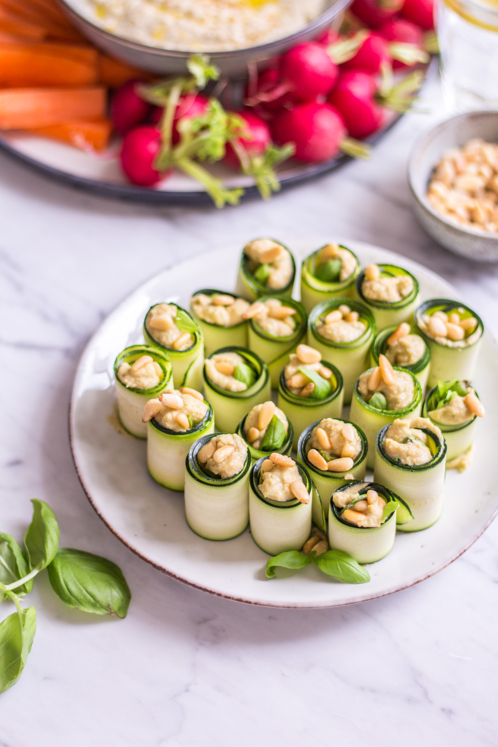 Finger Food Zucchini Basilikum Röllchen – rein pflanzlich, vegan, glutenfrei, ohne raffinierten Zucker - de.heavenlynnhealthy.com