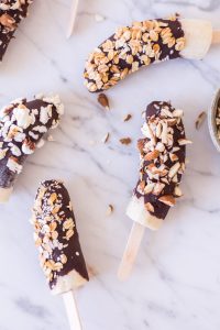 Gefrorene Schoko-Bananen am Stiel – rein pflanzlich, vegan, glutenfrei, ohne raffinierten Zucker - de.heavenlynnhealthy.com