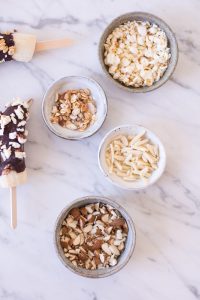 Gefrorene Schoko-Bananen am Stiel – rein pflanzlich, vegan, glutenfrei, ohne raffinierten Zucker - de.heavenlynnhealthy.com