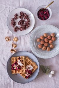 3 gesunde Ideen fürs Adventskaffeetrinken - Chai-Waffeln, weihnachtliche Energy-Balls & Choco-Crossies - rein pflanzlich, vegan, glutenfrei, ohne raffinierten Zucker - de.heavenlynnhealthy.com