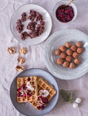 Drei gesunde Ideen für die Weihnachtsbäckerei – Chai-Waffeln, weihnachtliche Energy-Balls & Choco-Crossies