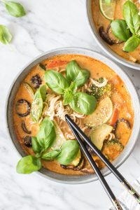 Thai-Erdnuss-Nudelsuppe - rein pflanzlich, vegan, glutenfrei, ohne raffinierten Zucker - de.heavenlynnhealthy.com