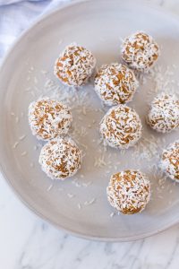 Gesunde Carrot Cake Energy Balls – rein pflanzlich, vegan, glutenfrei, ohne raffinierten Zucker - de.heavenlynnhealthy.com