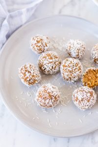 Gesunde Carrot Cake Energy Balls – rein pflanzlich, vegan, glutenfrei, ohne raffinierten Zucker - de.heavenlynnhealthy.com