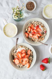 Zitroniges Birchermüsli mit Erdbeeren und wieso wir mehr über Darmgesundheit sprechen sollten
