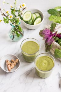 Entzündungshemmender Wildkräuter-Smoothie – rein pflanzlich, vegan, glutenfrei, ohne raffinierten Zucker – de.heavenlynnhealthy.com