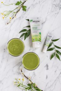 Entzündungshemmender Wildkräuter-Smoothie & die Serie Naturally Clear von Weleda - de.heavenlynnhealthy.com