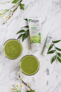 Entzündungshemmender Wildkräuter-Smoothie & die Serie Naturally Clear von Weleda - de.heavenlynnhealthy.com