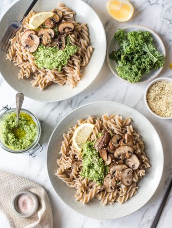 „Iss mehr grün“-Brokkoli-Grünkohl-Pesto mit Hafer Fusilli und Hanfsamen