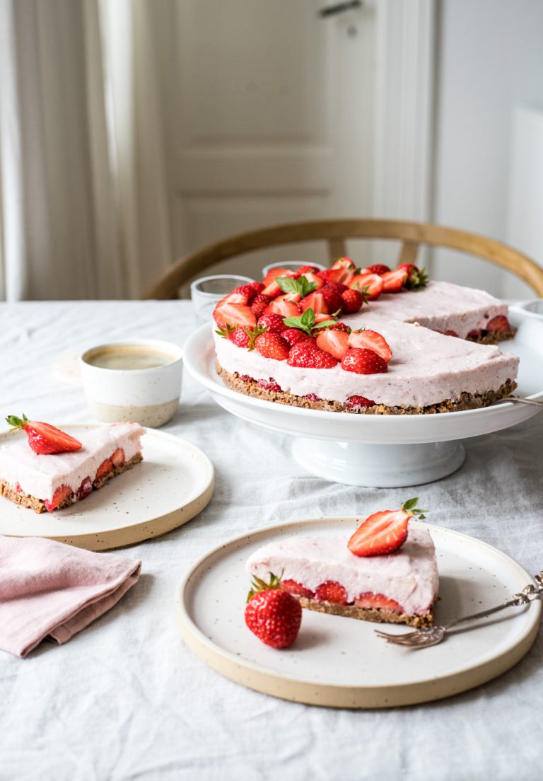 Pflanzlicher Erdbeerkuchen (no bake, vegan, glutenfrei) - Heavenlynn ...