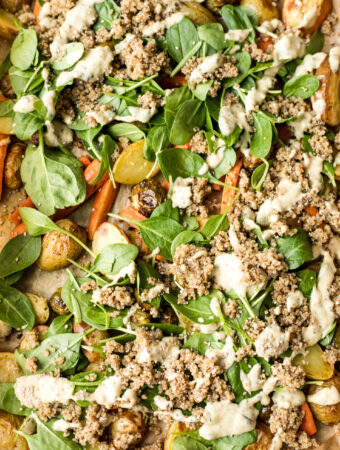 Winterlicher Ofengemüse-Salat mit Rosenkohl und Quinoa